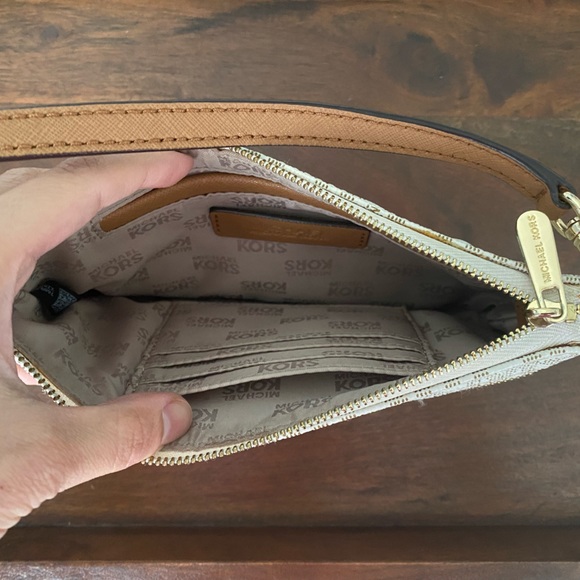 Closet Closing Sunday!! Taking Offers! MICHAEL KORS & CALVIN KLEIN Purses - Picture 7 of 13